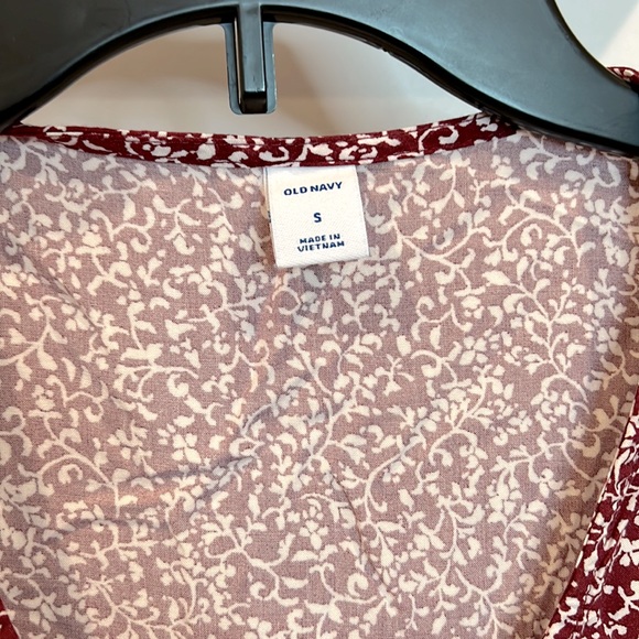 🥀Old Navy Burgundy & White Floral Print V-Neck with Slight Puffed Sleeve Blouse - Picture 3 of 6